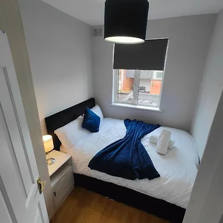 בית נופש Modern 4 Bedroom Townhouse In City Centre *