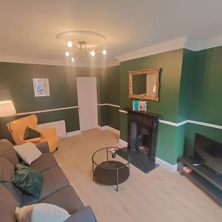 Prázdninový dům Modern 4 Bedroom Townhouse In City Centre *