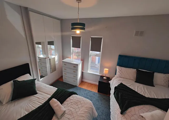 Сasa de vacaciones Modern 4 Bedroom Townhouse In City Centre *