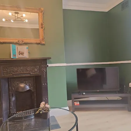 Modern 4 Bedroom Townhouse In City Centre Feriehus