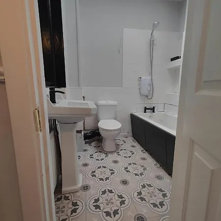 펜션 Modern 4 Bedroom Townhouse In City Centre