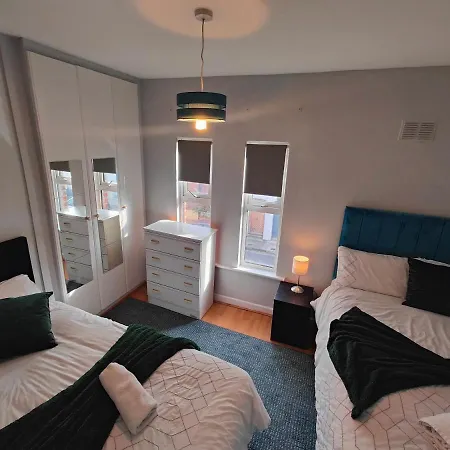 펜션 Modern 4 Bedroom Townhouse In City Centre *